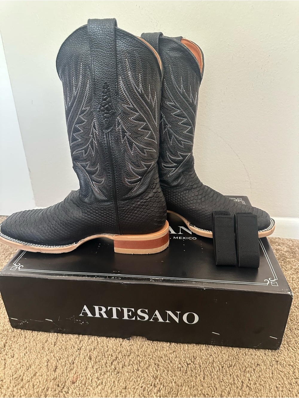 Artesano Men’s Black Western Boots with Textured Leather Upper